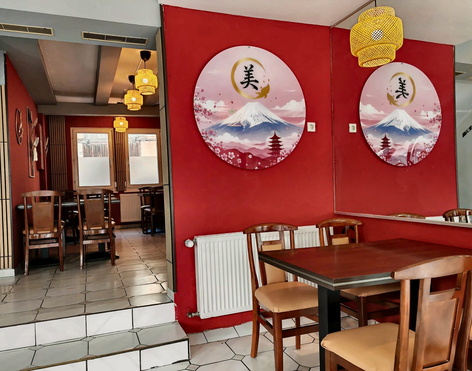 Wandbild mit Fuji und Kirschblüten über einem Tisch
